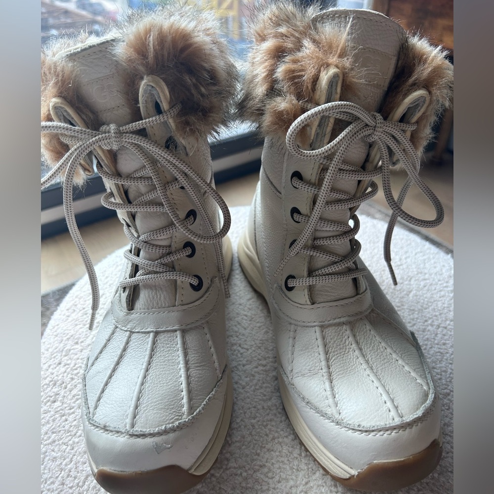 Women's UGG Adirondack lll White Fur-Lined Winter Boots 7.5